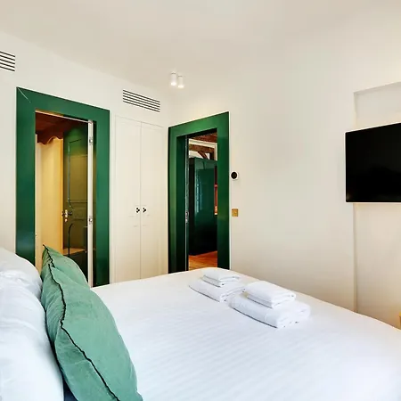 Apartment Collection Serviced In Notre Dame - Rue Savoie Paris