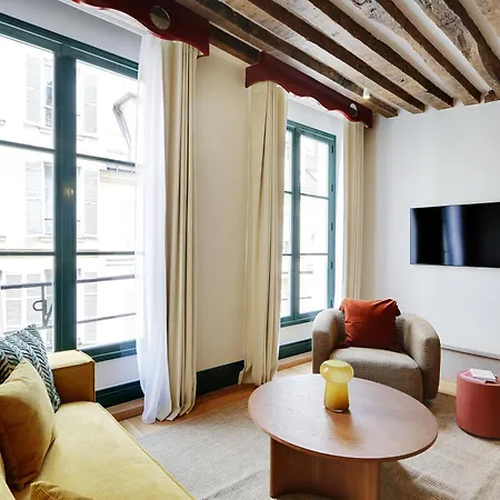 Collection Serviced In Notre Dame - Rue Savoie * Paris