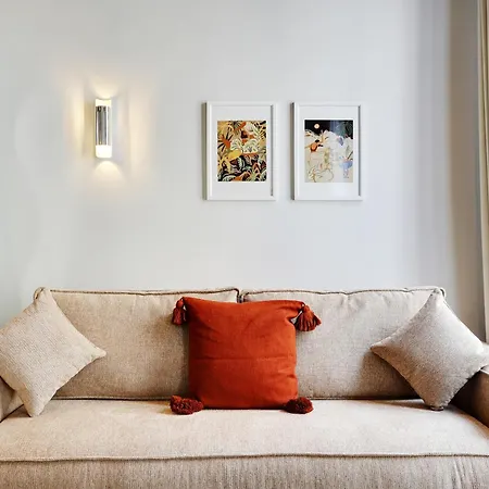 Collection Serviced In Notre Dame - Rue Savoie