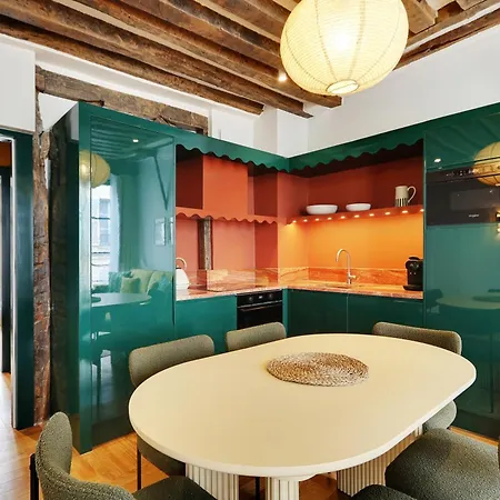 Collection Serviced In Notre Dame - Rue Savoie Paris