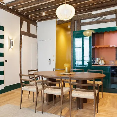 Collection Serviced In Notre Dame - Rue Savoie *