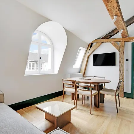 Collection Serviced In Notre Dame - Rue Savoie