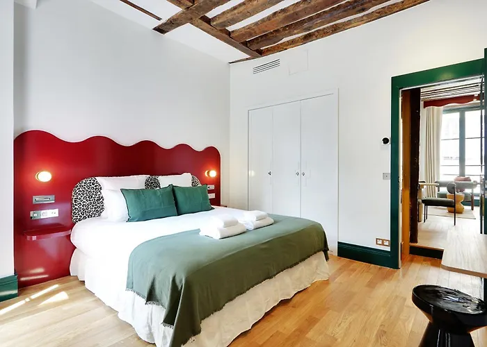 Collection Serviced In Notre Dame - Rue Savoie