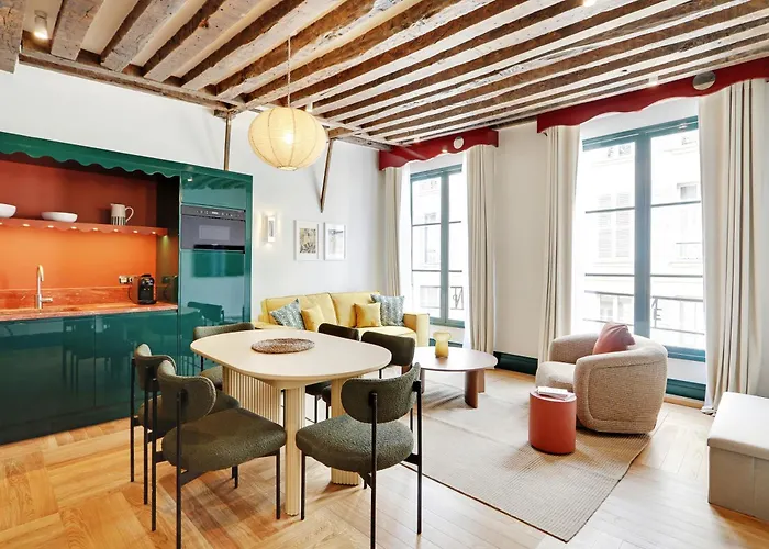 Collection Serviced In Notre Dame - Rue Savoie *