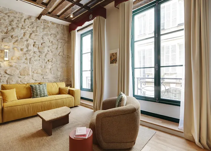 Collection Serviced In Notre Dame - Rue Savoie