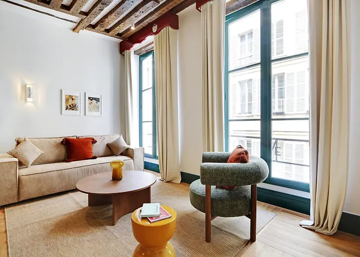 Collection Serviced In Notre Dame - Rue Savoie *